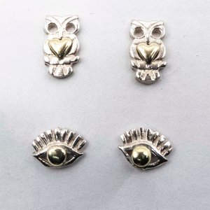 Lote siguiente: Dos Pares de Abalorios/Pendientes de Plata y Oro con Diseño de Búho y Ojo