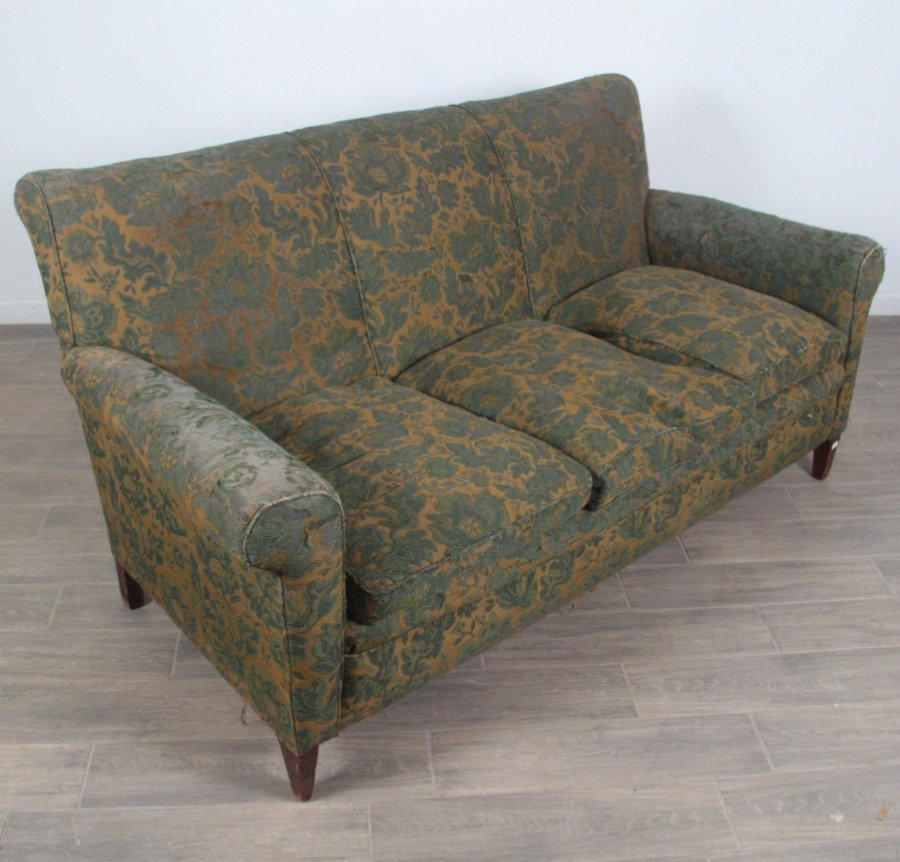 Sillón antiguo de estilo con tapizado en mal estado - imagen 4