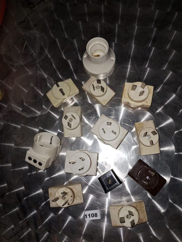 Lote siguiente: Lote de adaptadores y fichas eléctricas en buen estado