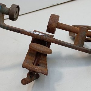 Antiguo Cargador de Cartuchos Metálico con Manivela y Óxido - imagen 4