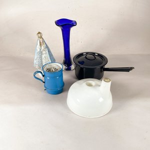 Lote anterior: Lote de 5 piezas: Olla esmaltada, florero vidrio azul, figura Virgen, escurridor celeste y más