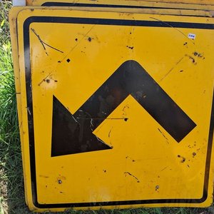 Lote anterior: Cartel de señalización de curva cerrada a la Izquierda, medidas 75 x 75