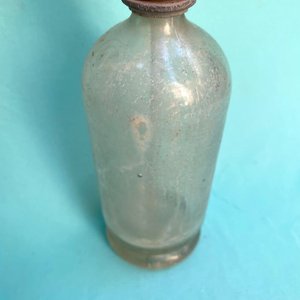 Antiguo sifón tiene en la parte de abajo la marca en alto relieve " Bilz " ver fotografías. - imagen 6