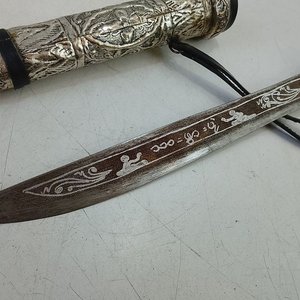 Antigua Daga Ornamental con Vaina Grabada y Detalles en Plata - imagen 2