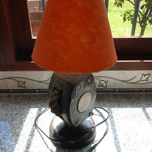 Lote anterior: Lámpara de Mesa Artesanal con Base de Madera y Soga