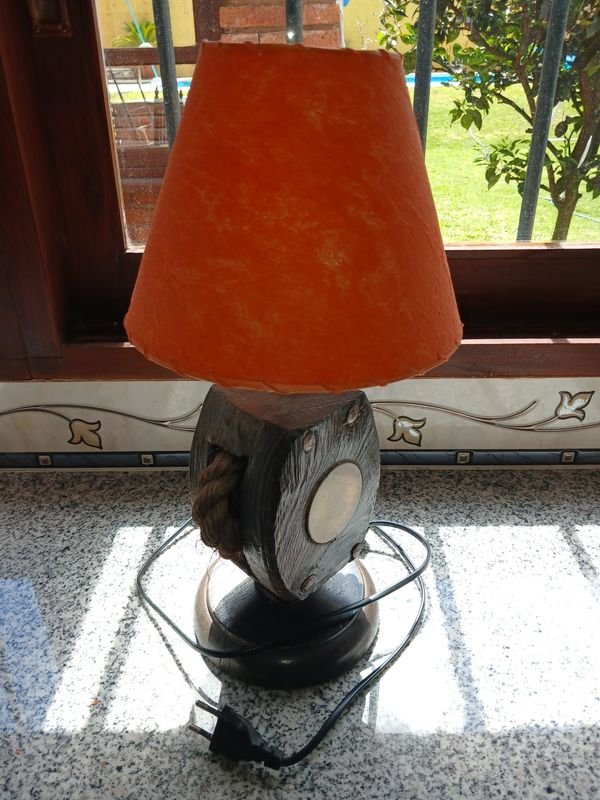 Lámpara de Mesa Artesanal con Base de Madera y Soga