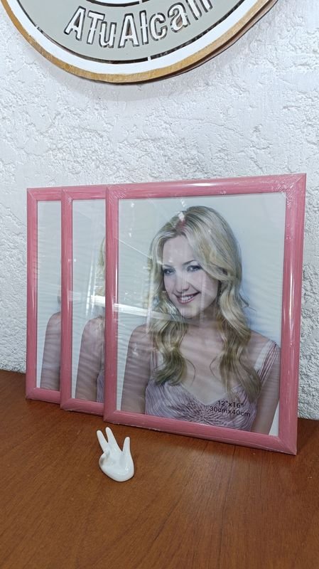 Lote siguiente: Porta Retrato en Plástico con Fotorretratos