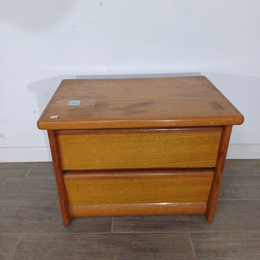 Lote anterior: Mesa de luz en enchapado con polilla