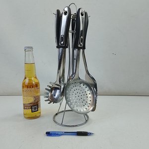 Set de 7 Utensilios de Cocina Metálicos con Soporte Cromado - imagen 2