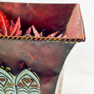 Macetero de Chapa con Diseño Decorativo y Patas - imagen 3