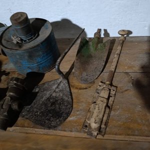Lote Variado: Patines Antiguos, Parte de Fumigadora de Cobre y Canilla de Bronce - imagen 7
