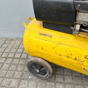 Compresor de Aire Amarillo con Tanque de 60L y Pérdida de Aire - imagen 4