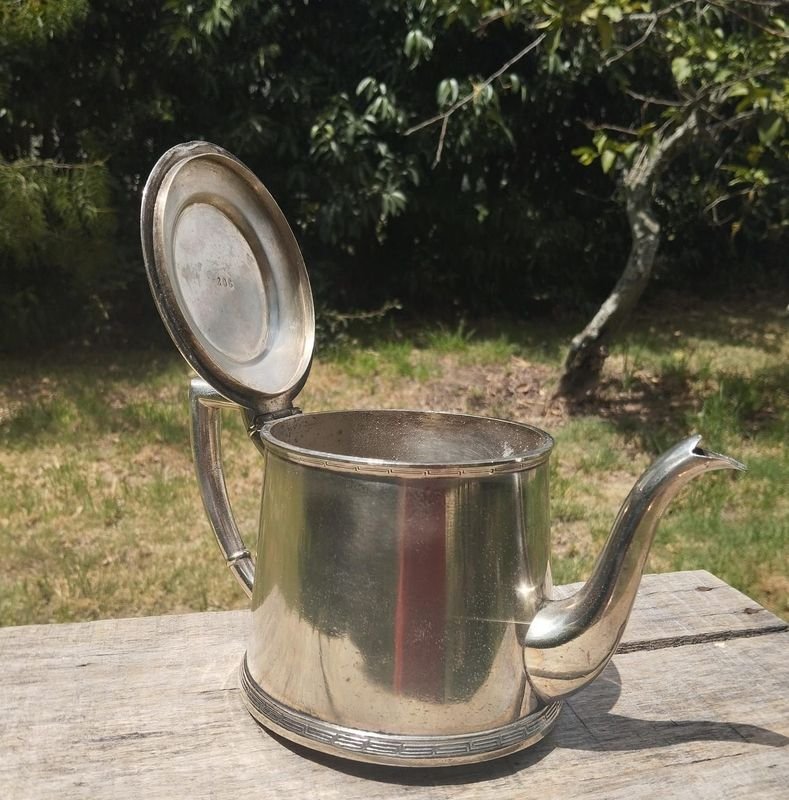 Tetera de metal con diseño antiguo - imagen 3