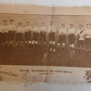 Lote anterior: Figurita Antigua de Seda "Club Nacional de Football Campeón 1912" - Colección 1910s