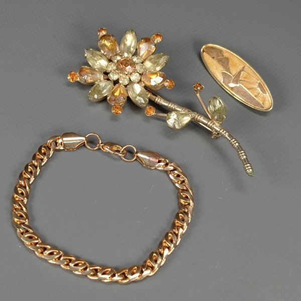 Pulsera Dorada y Dos Prendedores Vintage con Piedras Sintéticas - imagen 1