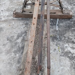 Masas, rayos, aros de rueda, elásticos, eje y más accesorios antiguos de carreta - imagen 11