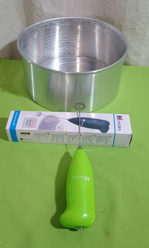 Lote siguiente: Tartera de aluminio y batidor de café a pilas