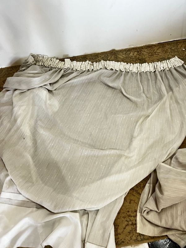 Bolsa de cuero marrón y cortinas de tela beige - imagen 4