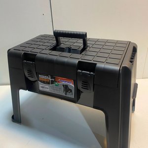 Banqueta Plástica Negra Plegable con Compartimento Organizador ARQPLAST - imagen 2
