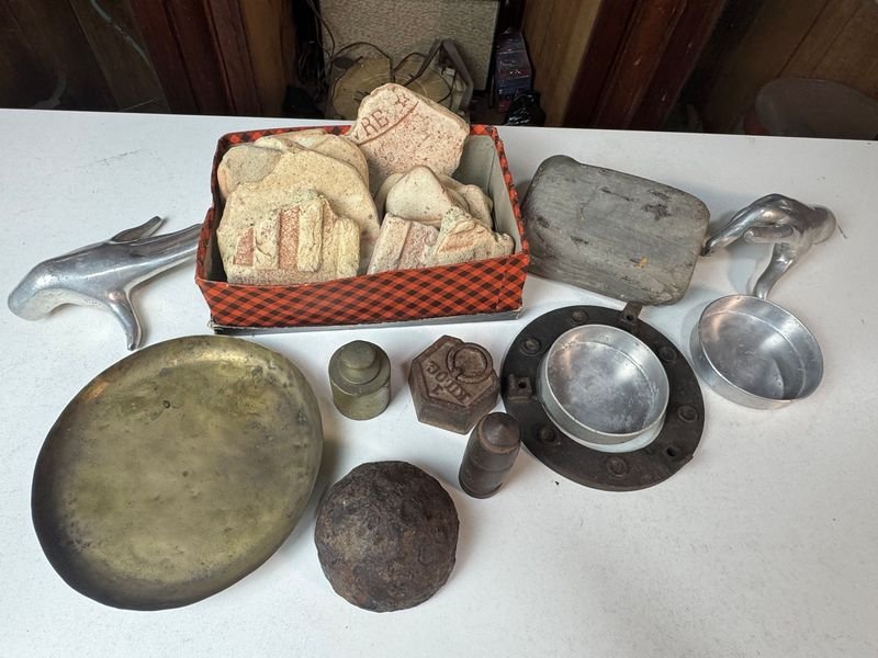 Lote siguiente: Lote de piedras, pesas y objetos variados