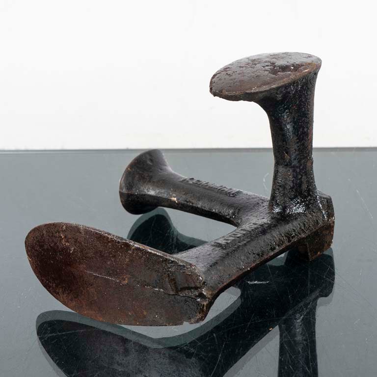 Lote siguiente: Trespies de hierro sellado UTE - Medidas: 18x16cm