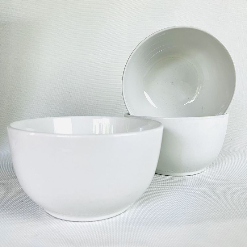 Lote siguiente: Tres tazas de porcelana grandes