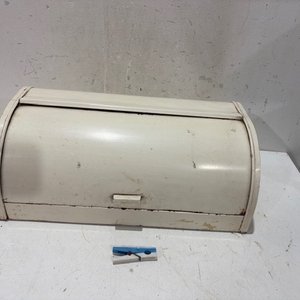 Lote siguiente: Panera Metálica Beige con Tapa Enrollable