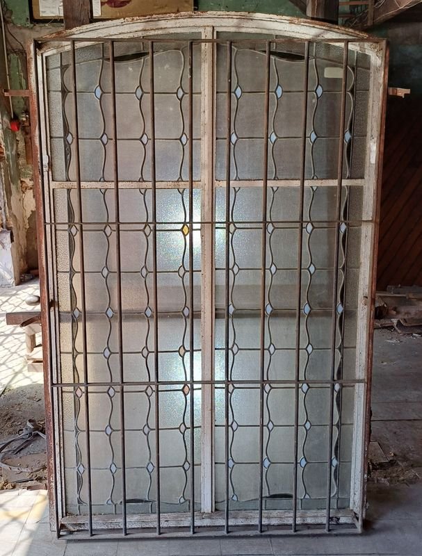 Lote anterior: Ventana de hierro con vitrales decorativos