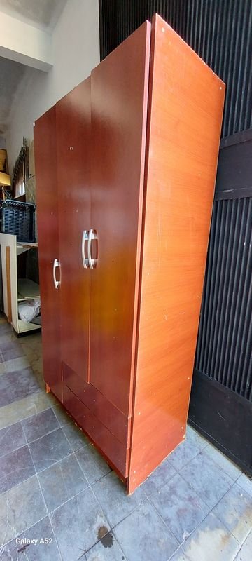 Ropero de tres puertas en buen estado - imagen 4