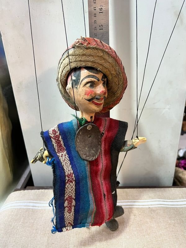Marioneta Antigua Articulada con Sombrero y Poncho Multicolor