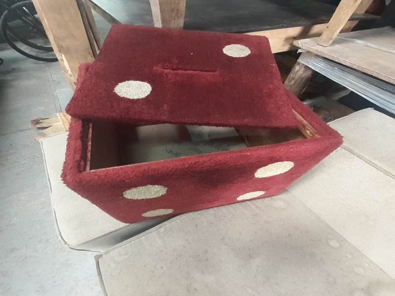 Puff Cubo Rojo con Puntos Blancos