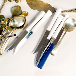 Lote de Cuchillos, Cucharones y Utensilios de Metal con Detalles Azules - imagen 3