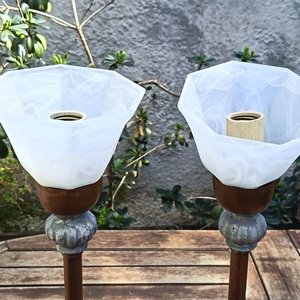 Dos lámparas de sobremesa de estilo Art Déco - con bases metálicas, columnas color bronce y pantallas de vidrio esmerilado - Medida con Pantalla: Alto 56,50 cm - imagen 2