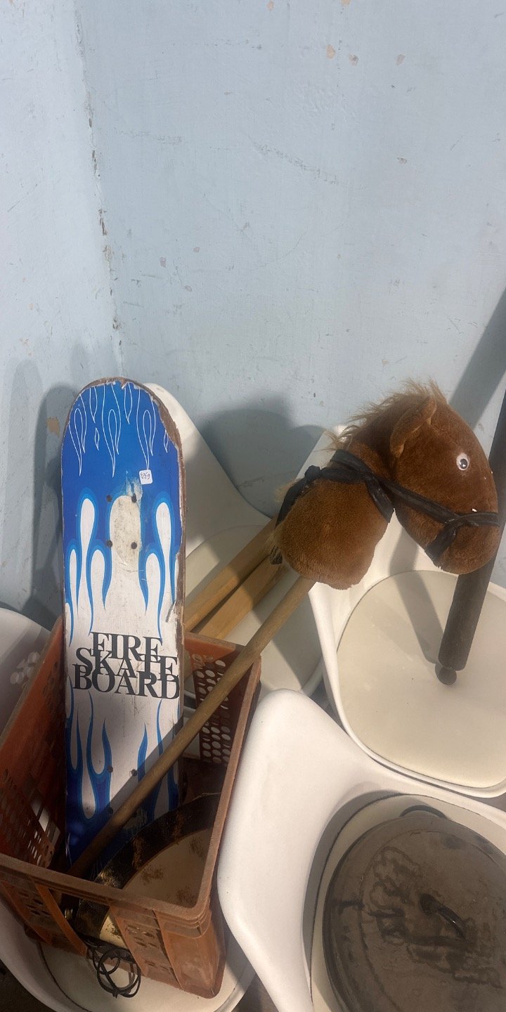 Canasto con Patineta y Caballo de Juguete