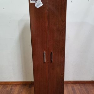 Placard de Madera con Dos Puertas y Estantes Interiores - imagen 1