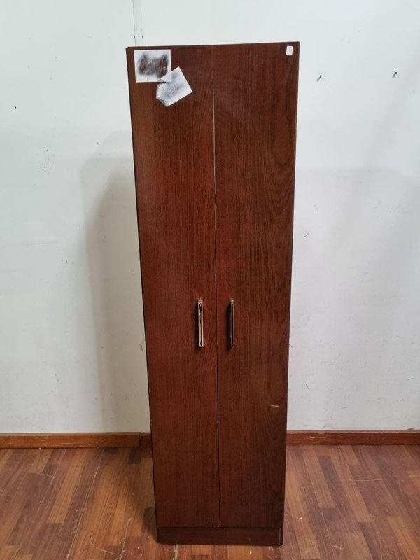Placard de Madera con Dos Puertas y Estantes Interiores