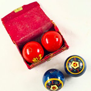 Par de Bolas Antiestrés Decorativas con Estuche - imagen 2