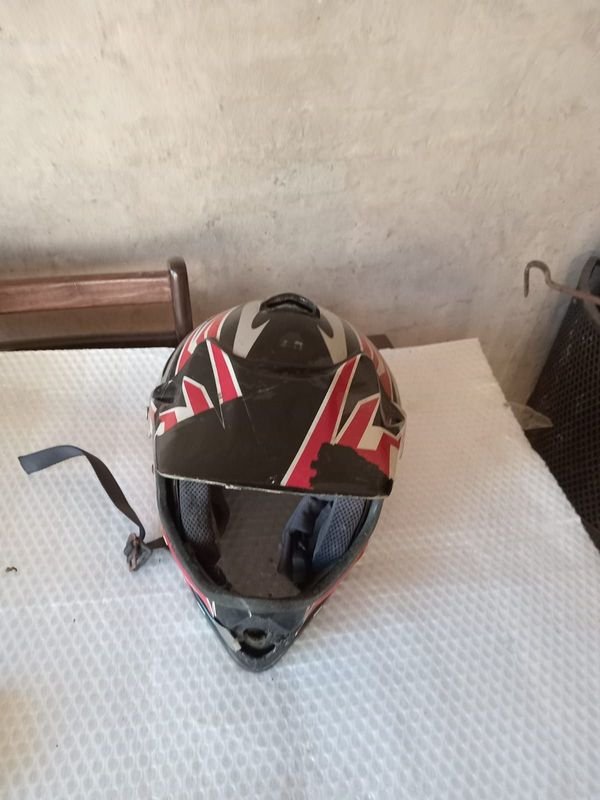 Casco de moto con diseño deportivo