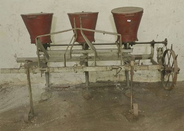 Antigua Sembradora Agrícola de 3 Hileras - imagen 1