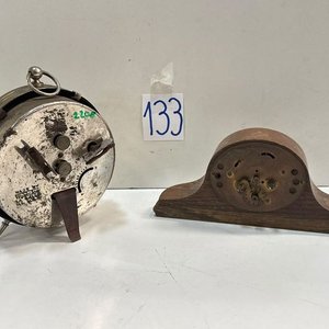 Lote siguiente: Reloj Despertador a Cuerda y Reloj de Mesa Antiguos