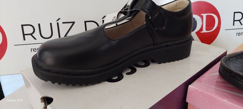 Calzado de cuero negro en excelente condición - imagen 3
