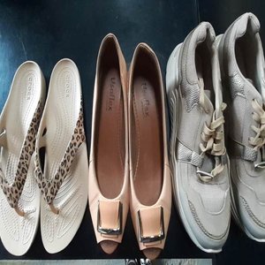 Lote siguiente: Par de Ojotas y Zapatillas Urbanas