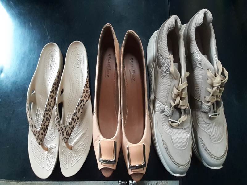 Par de Ojotas y Zapatillas Urbanas