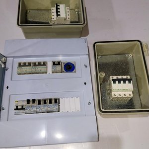 Lote siguiente: Tablero Eléctrico con Térmicas y Cajas para Disyuntores