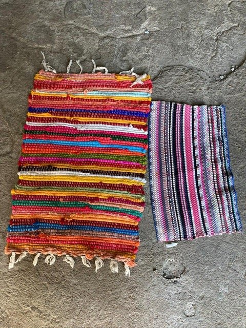 Lote siguiente: Alfombras chicas con patrón estrípado y tallas