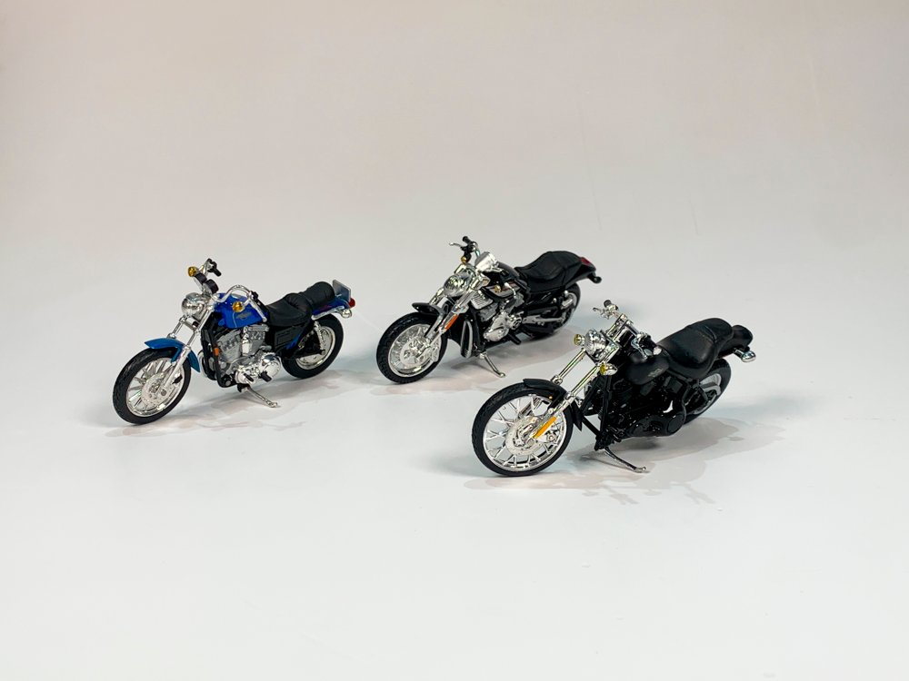 Maquetas Maisto: 3 Motos Harley Davidson (XLH Sportster, FXSTB, VRSCR)