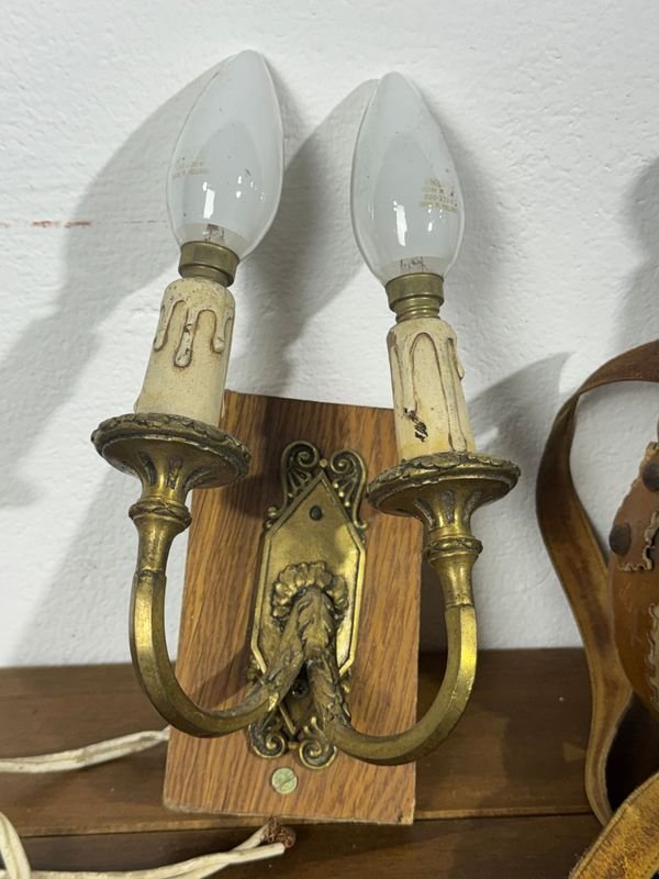 Lámpara y perchero revestidos en cuero con detalles decorativos - imagen 3