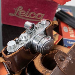 Cámara Leica Plateada con Estuche de Cuero y Accesorios - imagen 2