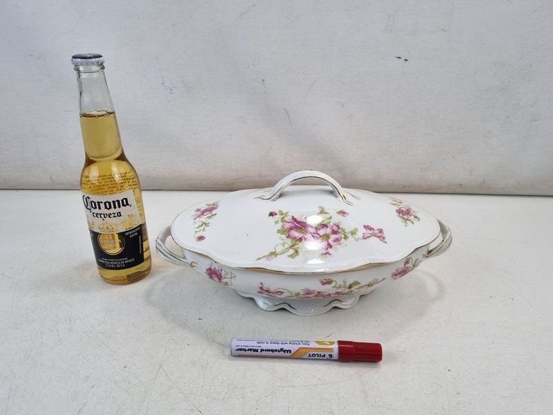 Sopera Antigua de Porcelana Austríaca MZ con Flores Púrpuras y Bordes Dorados