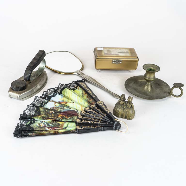 Lote anterior: Espejo de mano, cofre musical (con detalles), 2 piezas de bronce, planchita y abanico   - Medidas: 34 y 6cm 